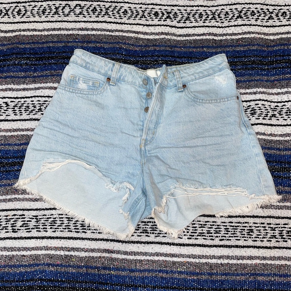H&Mlight wash denim shorts
